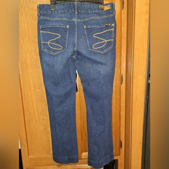 A pair of Seven7 ladies tummyless boot cut jeans in a size 12. - Picture 8 of 9